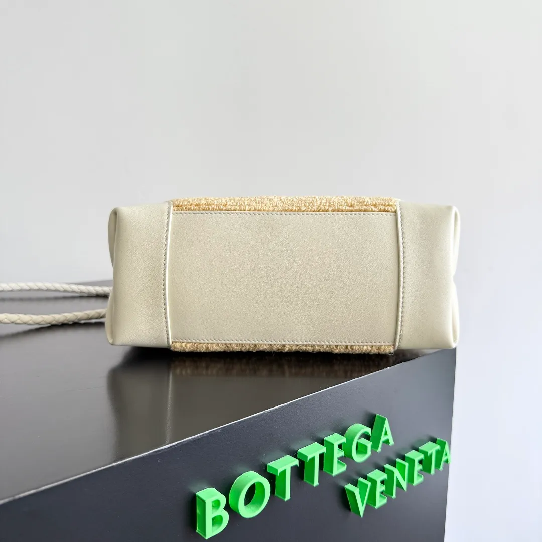Batch 1960 Bottega Veneta's new SmallAndiamo | 🌞The best solution for summer relaxation! 🌾 Straw + leather splicing, natural materials collide with exquisite craftsmanship, and it has a sense of relaxation during the southern French holiday. It is suitable for daily commuting and weekend vacations. It is very stylish when you carry it with you. 💼 The practical capacity is amazing. It can easily store mobile phones, card holders, and powder compacts. The top opening and closing design makes it easy to access items and protects privacy. The whole is not redundant or cramped. It is a concrete interpretation of "less is more"! Unique woven texture + iconic gold buckle, low-key and high-end recognition, take it to the streets and turn heads when you put it on your back, as if you have brought lazy fashion into your life. BV’s new season aesthetics, fashionable and refined, come and take away this sense of relaxation~SmallAndiamo will become a high-end symbol in your style wardrobe that will never fade! Style number: 827478 (743568) Size: 25*20*10cm